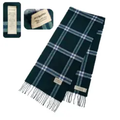 Elegant green Burberry scarf made from 100% cashmere, featuring a fringe and Burberry logo.